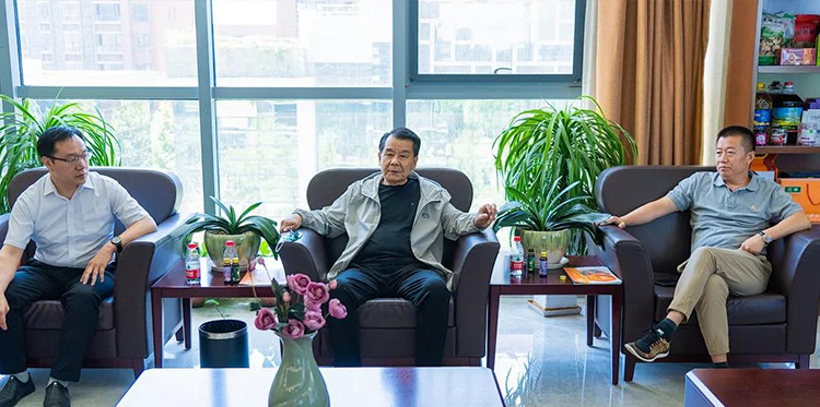 同谋发展 ：：： 龙乡商会调查团，，，莅临JIUYOU.com天成参观领导！！
